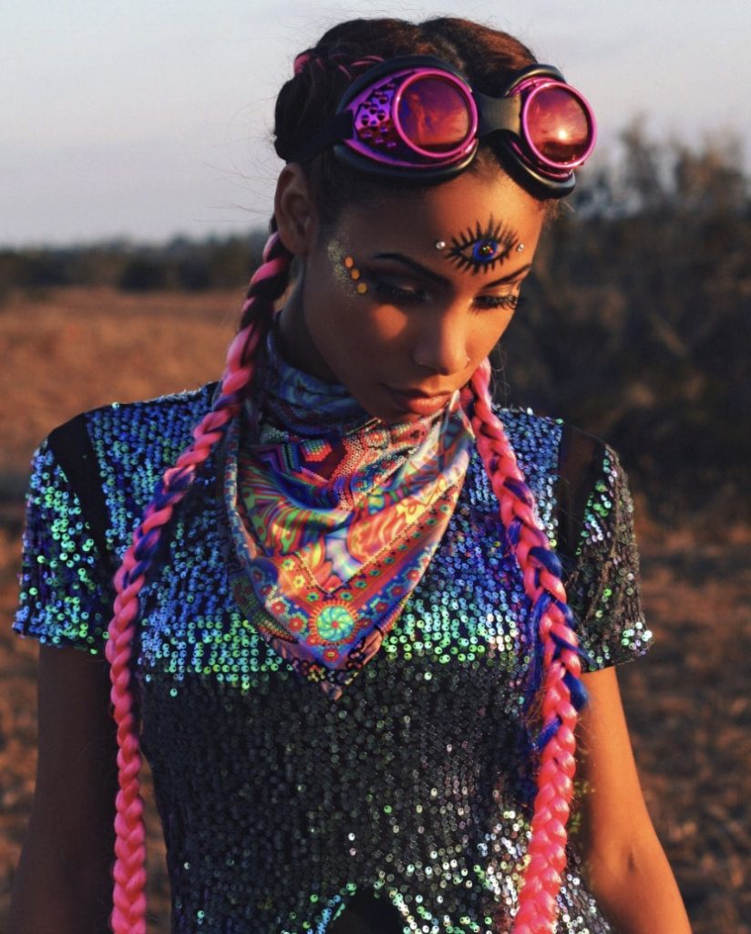 Rave Outfits Women: Trends and Style Advice插图3