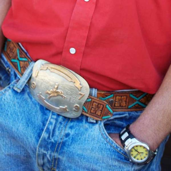 how to wear a belt buckle